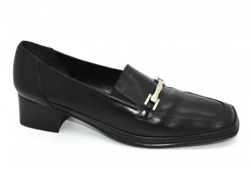 Women Amalfi by Rangoni Narrow-Forietti Narrow Fitting Chain Loafer