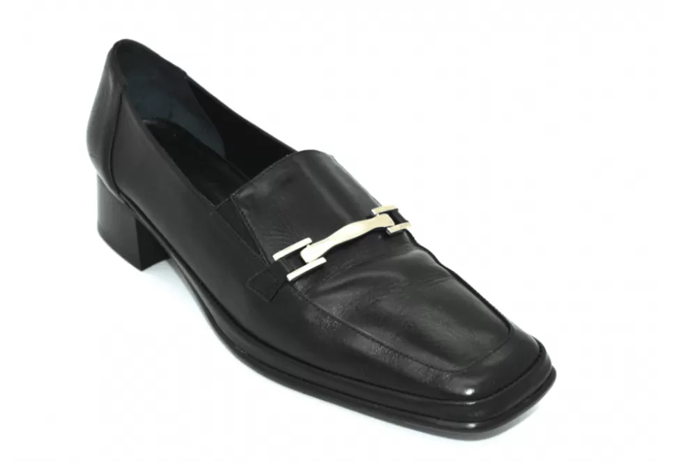 Women Amalfi by Rangoni Narrow-Forietti Narrow Fitting Chain Loafer