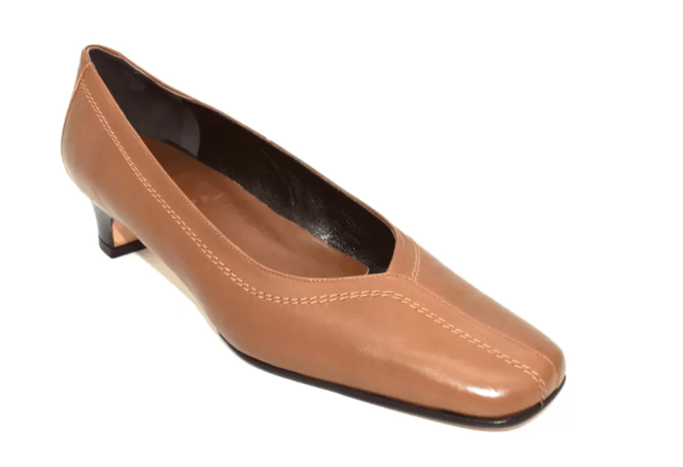 Women Amalfi by Rangoni Narrow-Valdes B Fitting Shoe